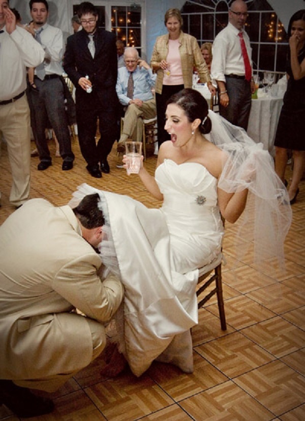 Что кидают на свадьбу. Бросание подвязки невесты. Кидание подвязки на свадьбе. Невеста бросает подвязку. Снятие подвязки с невесты.