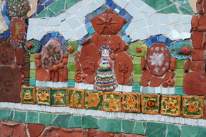 Стену у входа в Школу теперь украшает мозаика.